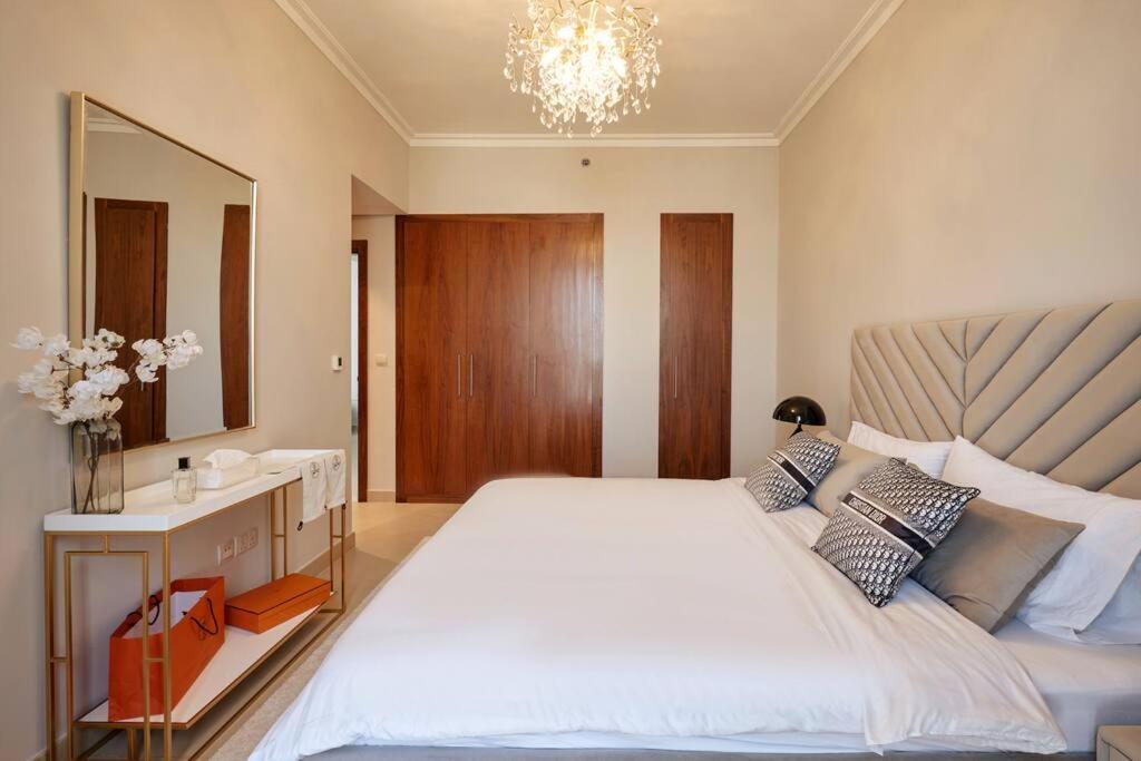 Larbi Breathtaking Burj And Fountain View Luxurious 2 Bed Apartment ดูไบ ภายนอก รูปภาพ