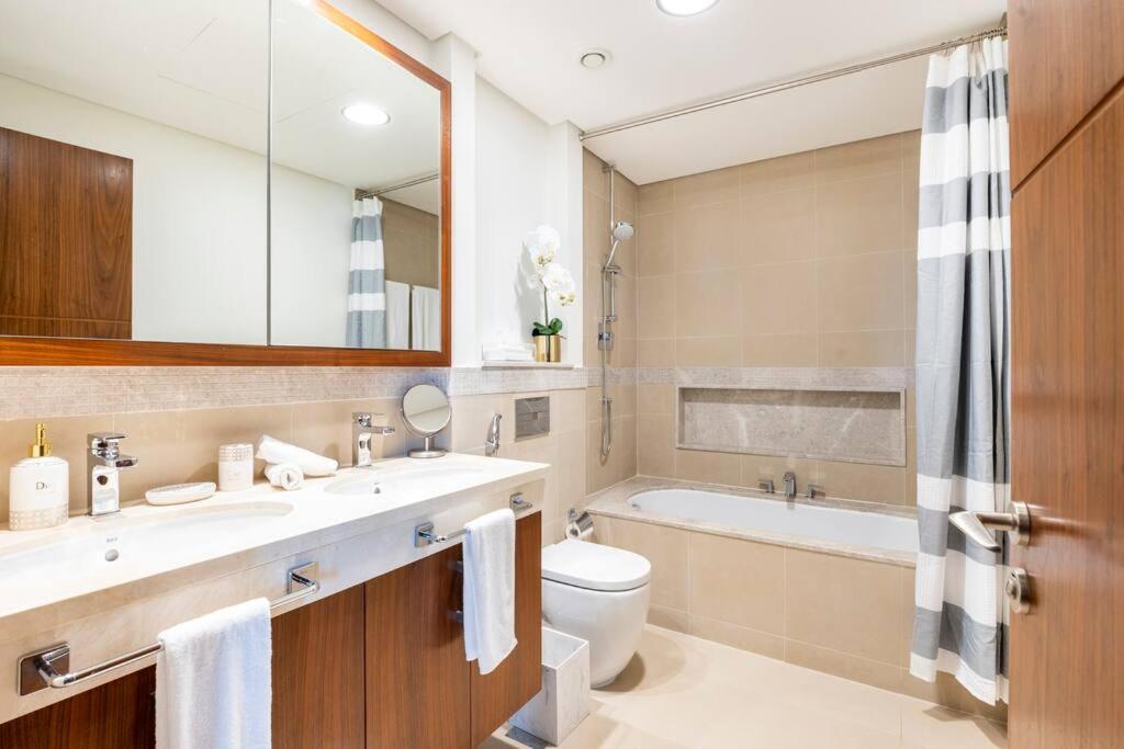 Larbi Breathtaking Burj And Fountain View Luxurious 2 Bed Apartment ดูไบ ภายนอก รูปภาพ