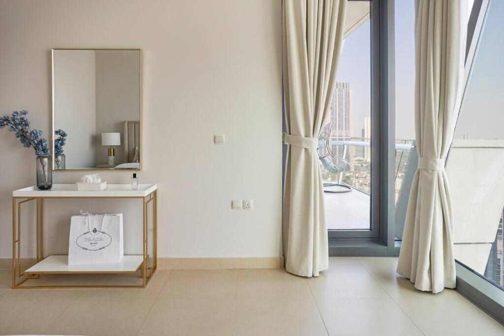 Larbi Breathtaking Burj And Fountain View Luxurious 2 Bed Apartment ดูไบ ภายนอก รูปภาพ
