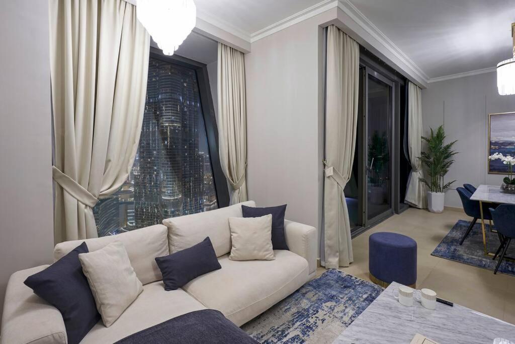 Larbi Breathtaking Burj And Fountain View Luxurious 2 Bed Apartment ดูไบ ภายนอก รูปภาพ
