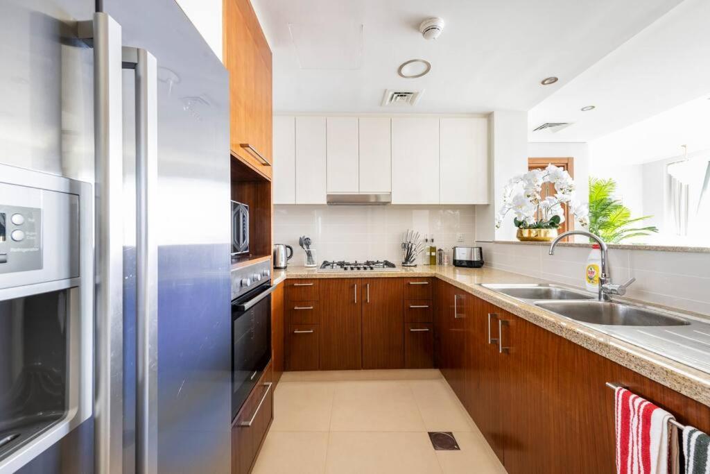 Larbi Breathtaking Burj And Fountain View Luxurious 2 Bed Apartment ดูไบ ภายนอก รูปภาพ
