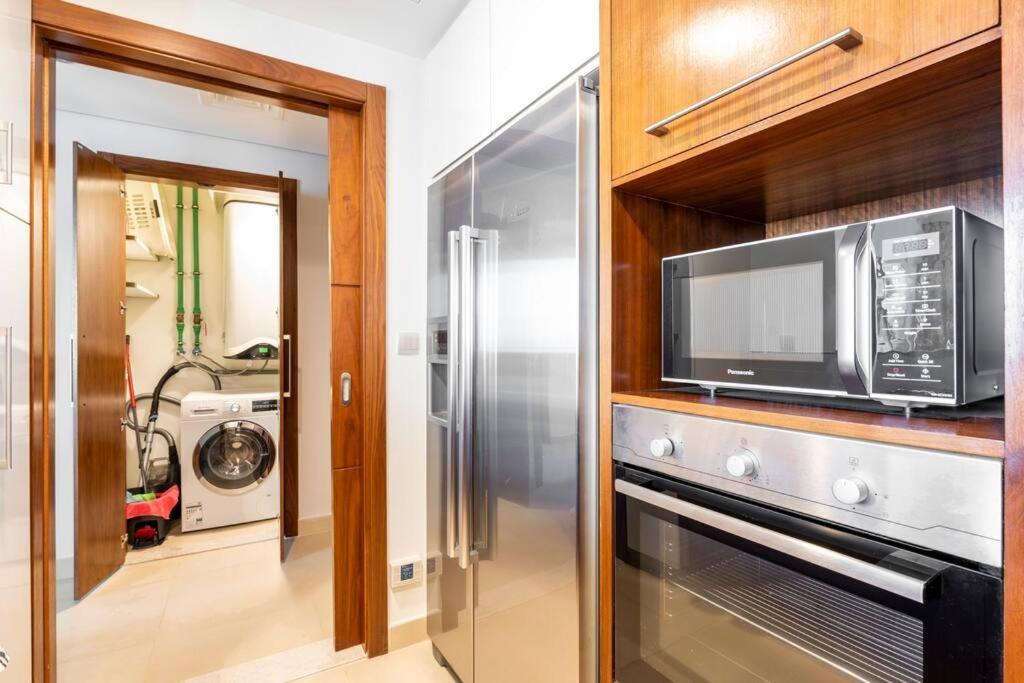 Larbi Breathtaking Burj And Fountain View Luxurious 2 Bed Apartment ดูไบ ภายนอก รูปภาพ
